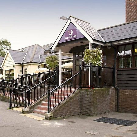 Premier Inn Epsom South Экстерьер фото