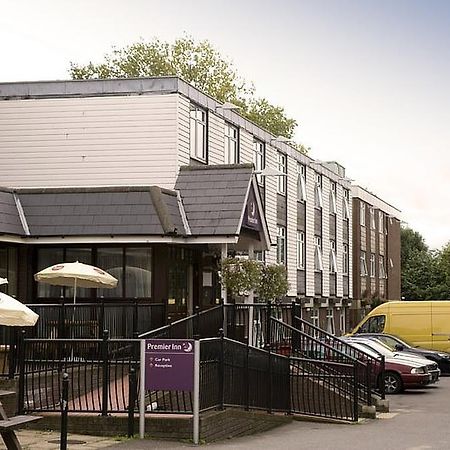 Premier Inn Epsom South Экстерьер фото