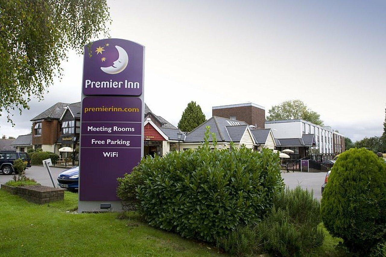 Premier Inn Epsom South Экстерьер фото