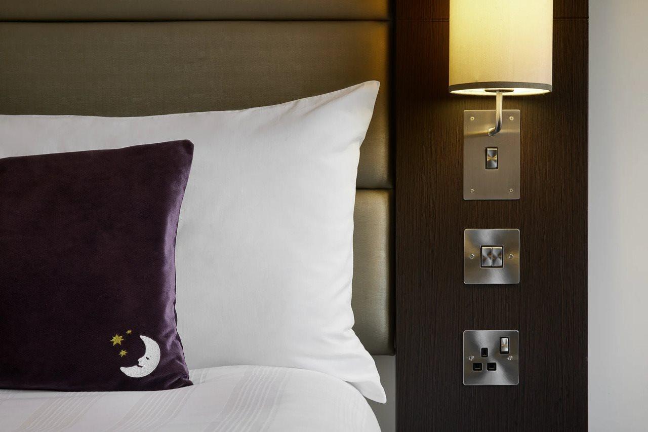 Premier Inn Epsom South Экстерьер фото