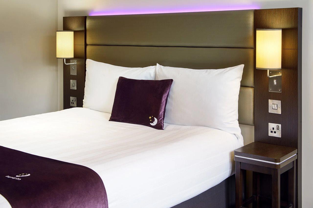 Premier Inn Epsom South Экстерьер фото