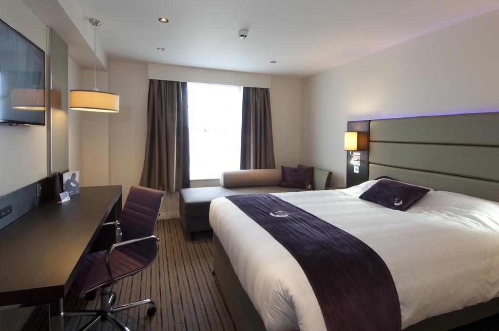 Premier Inn Epsom South Экстерьер фото