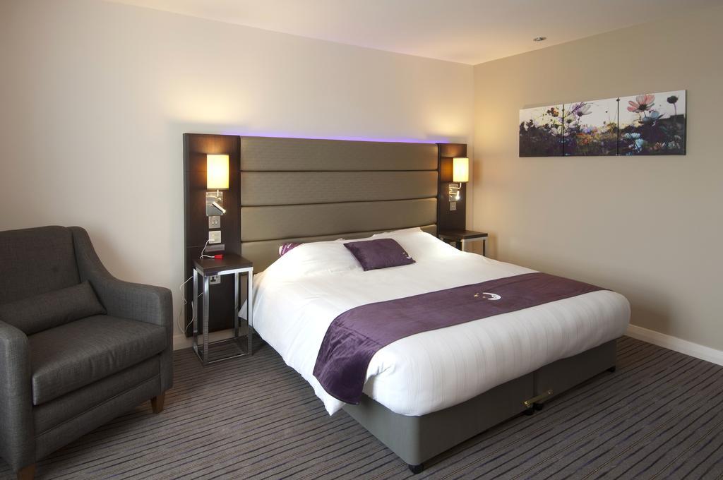 Premier Inn Epsom South Экстерьер фото