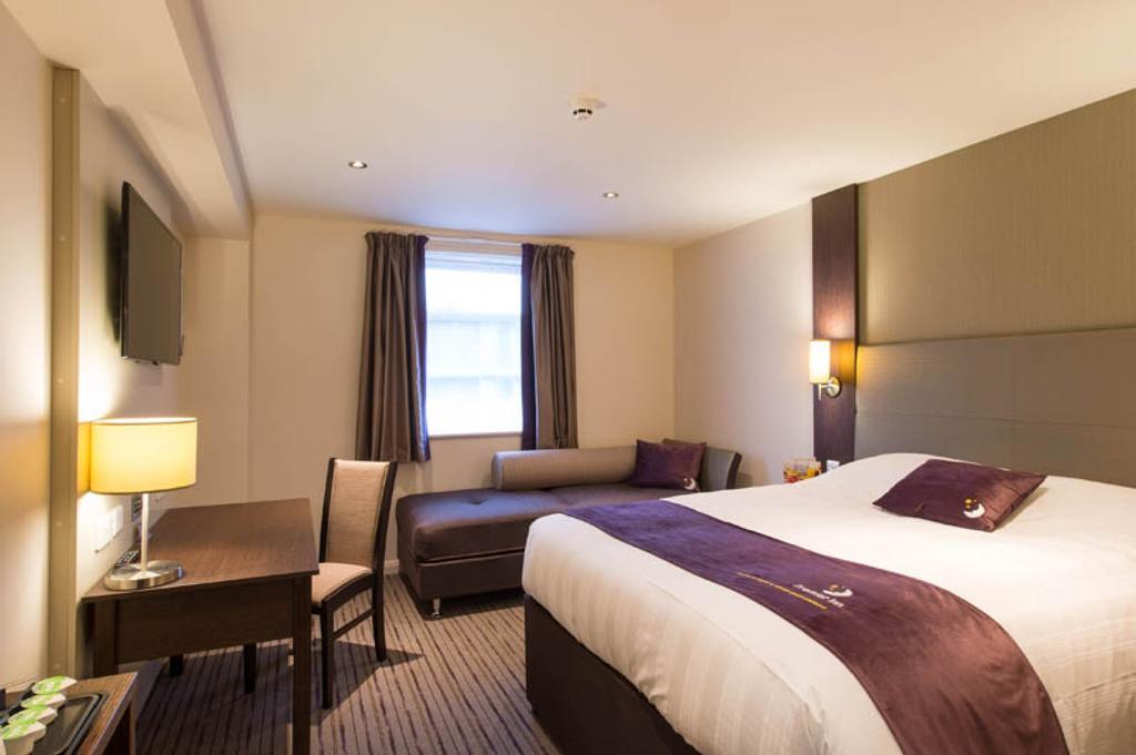 Premier Inn Epsom South Экстерьер фото