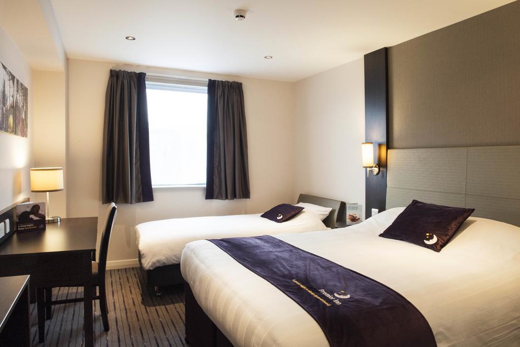 Premier Inn Epsom South Номер фото