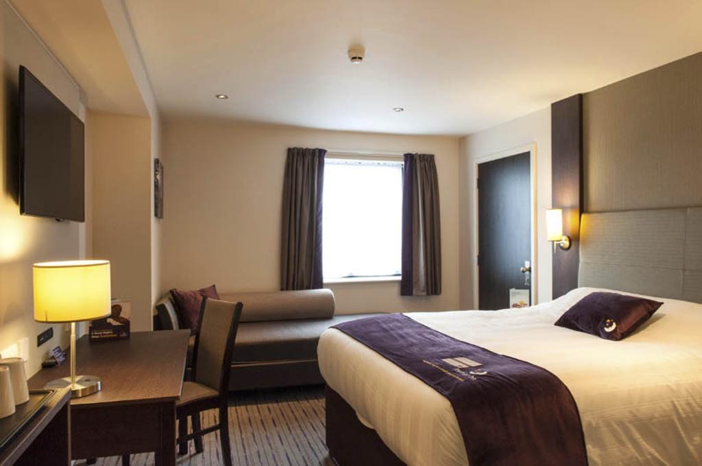 Premier Inn Epsom South Номер фото