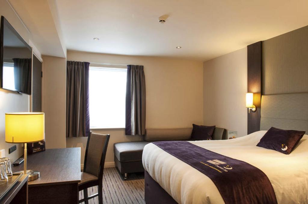 Premier Inn Epsom South Номер фото