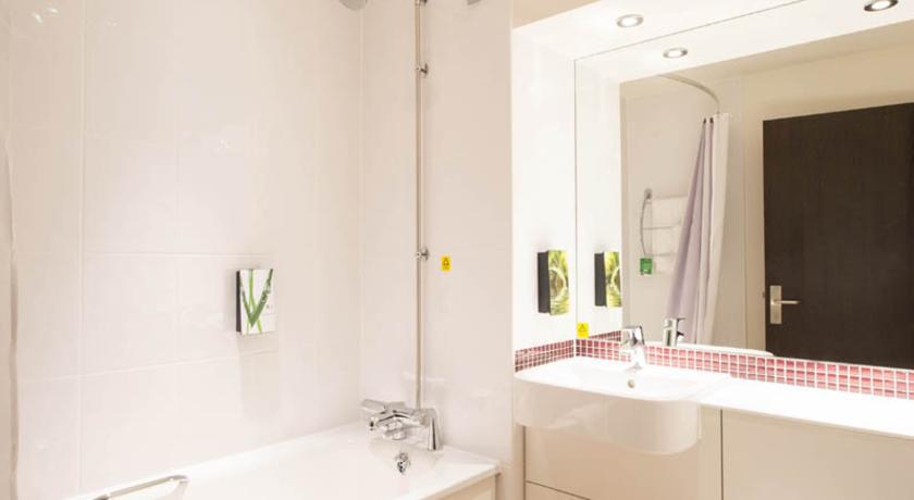Premier Inn Epsom South Экстерьер фото