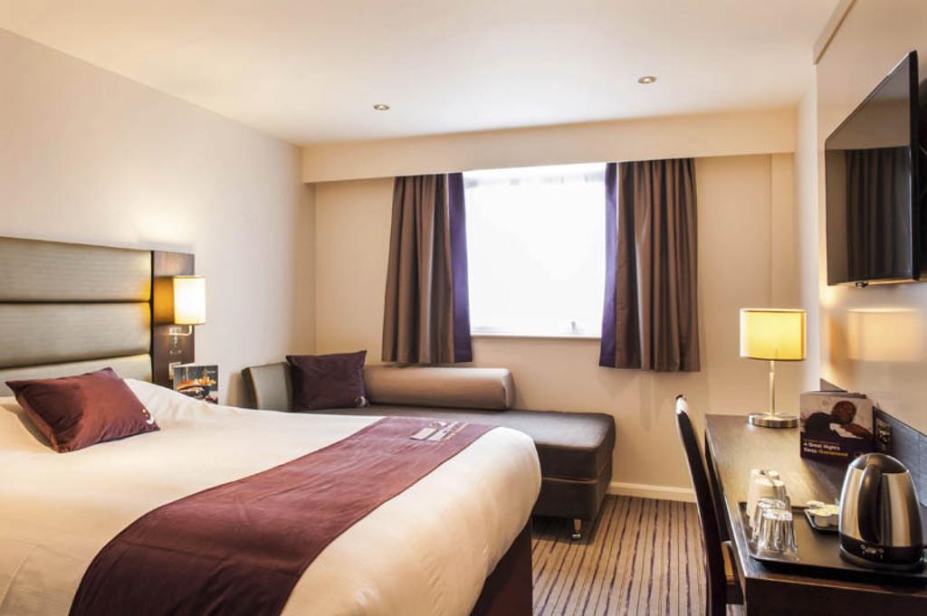 Premier Inn Epsom South Номер фото