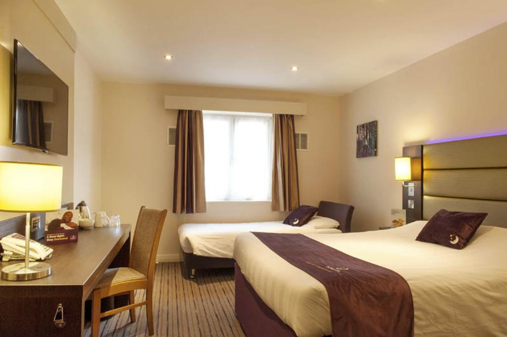 Premier Inn Epsom South Номер фото