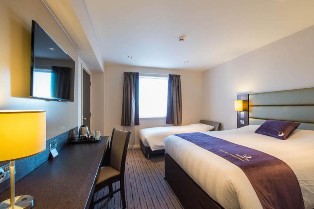 Premier Inn Epsom South Номер фото