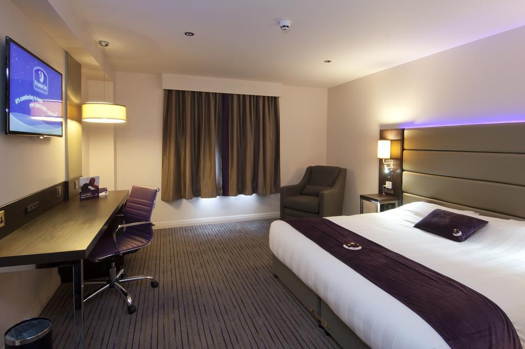 Premier Inn Epsom South Экстерьер фото
