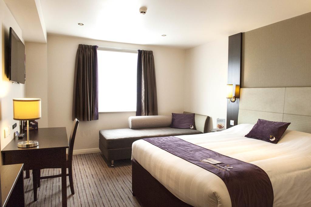 Premier Inn Epsom South Экстерьер фото