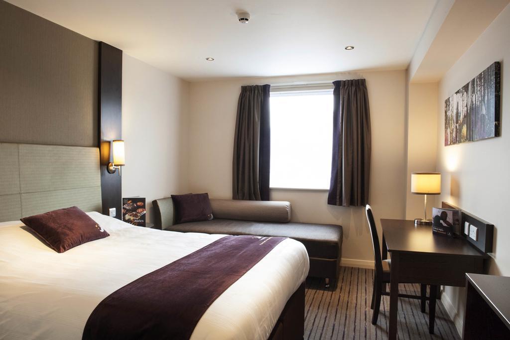 Premier Inn Epsom South Номер фото