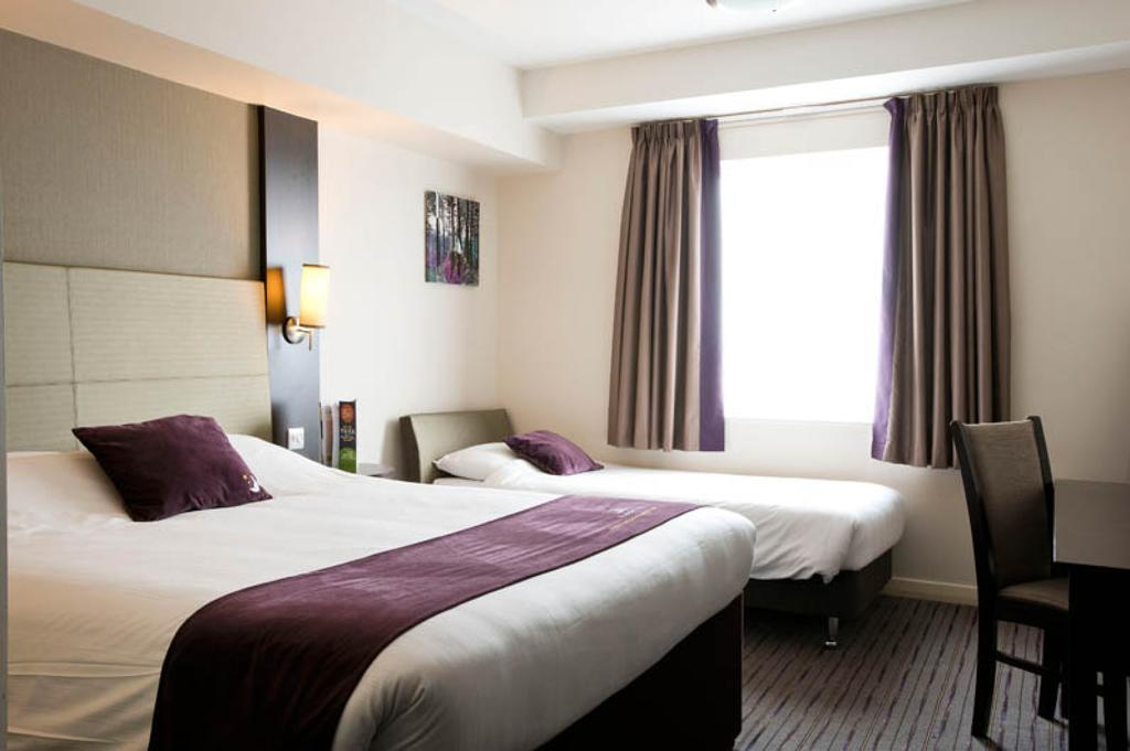 Premier Inn Epsom South Номер фото