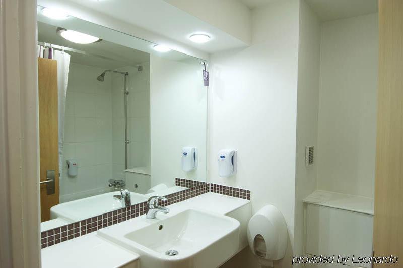 Premier Inn Epsom South Экстерьер фото
