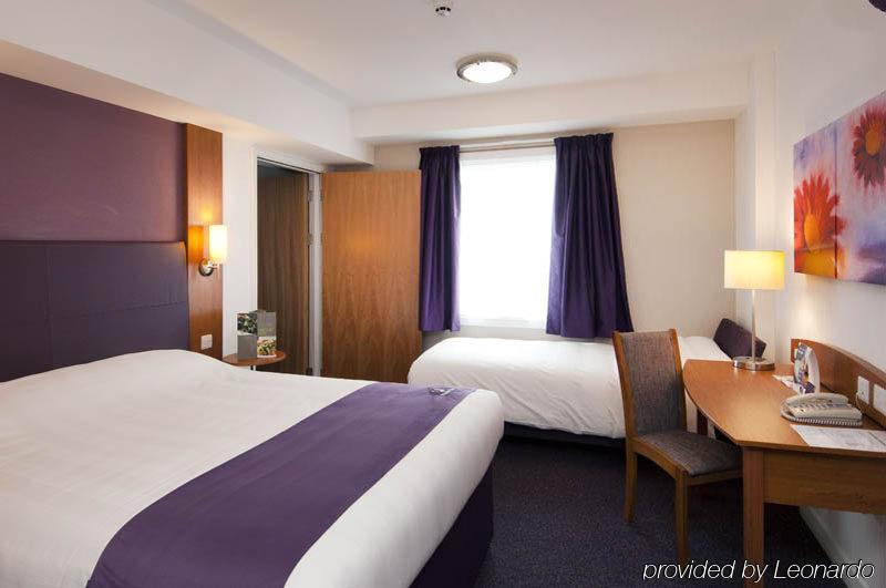 Premier Inn Epsom South Экстерьер фото