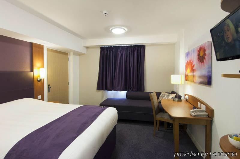 Premier Inn Epsom South Экстерьер фото