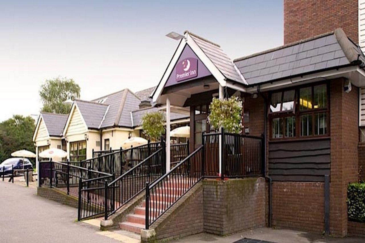 Premier Inn Epsom South Экстерьер фото