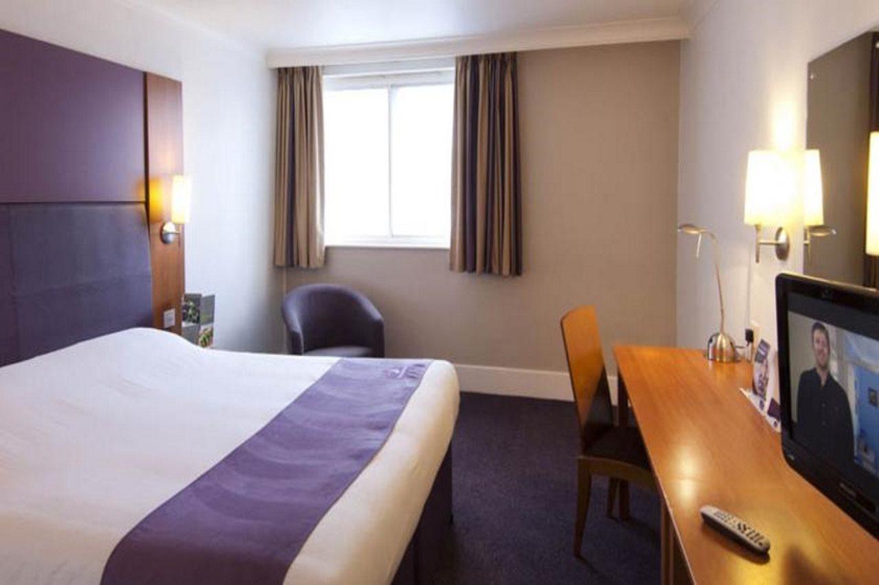 Premier Inn Epsom South Экстерьер фото