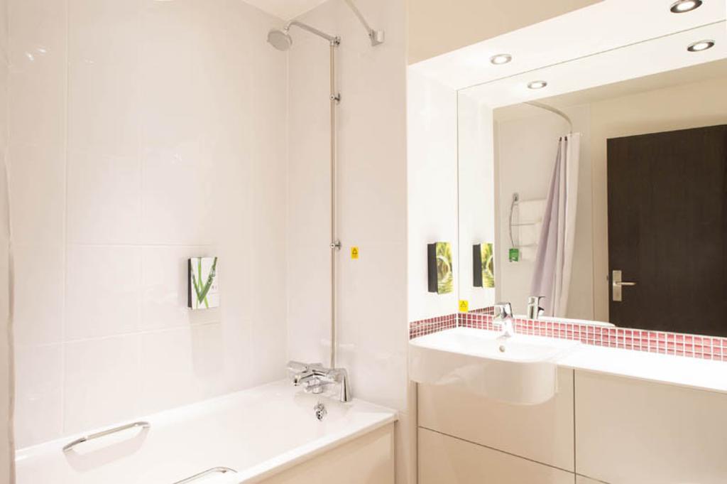 Premier Inn Epsom South Экстерьер фото