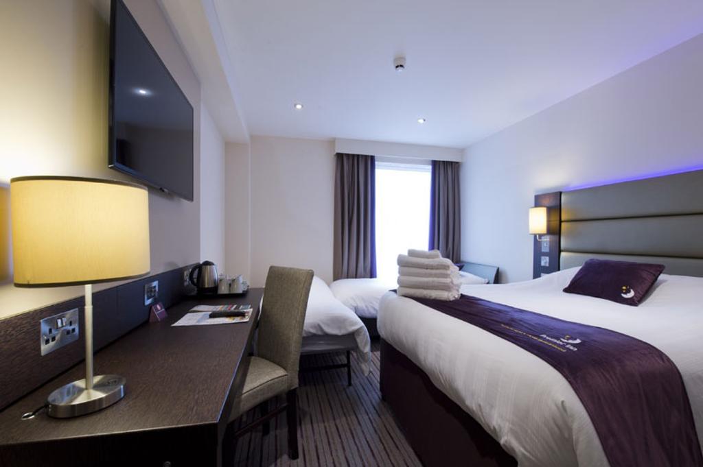 Premier Inn Epsom South Экстерьер фото