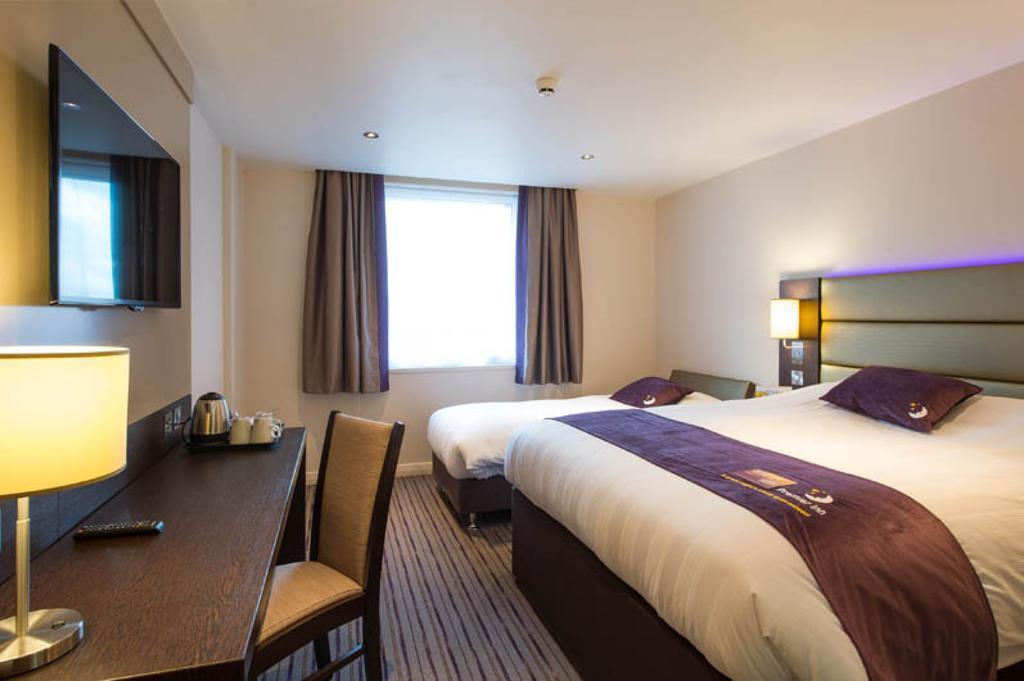 Premier Inn Epsom South Экстерьер фото