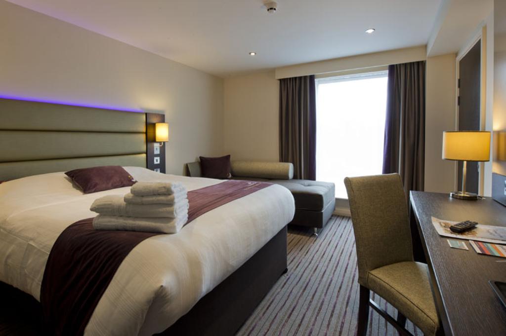 Premier Inn Epsom South Экстерьер фото