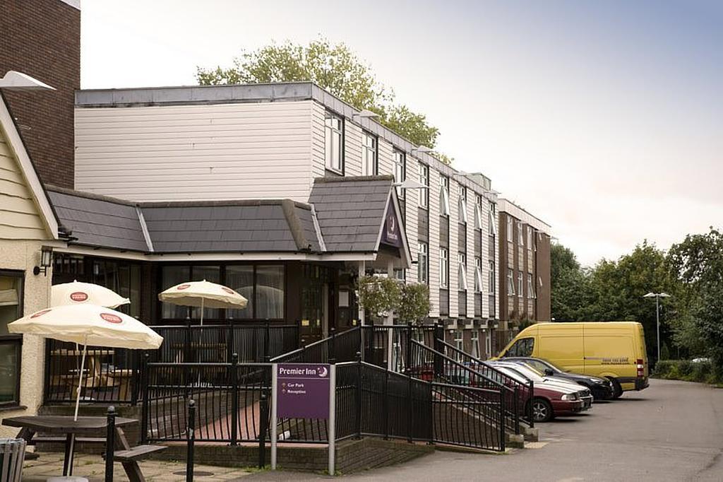 Premier Inn Epsom South Экстерьер фото