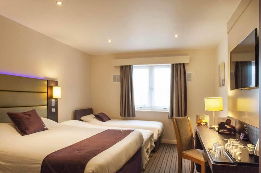 Premier Inn Epsom South Экстерьер фото
