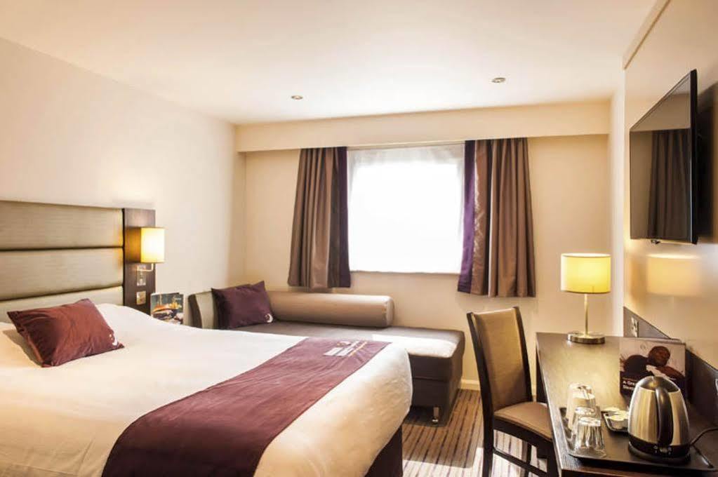 Premier Inn Epsom South Экстерьер фото